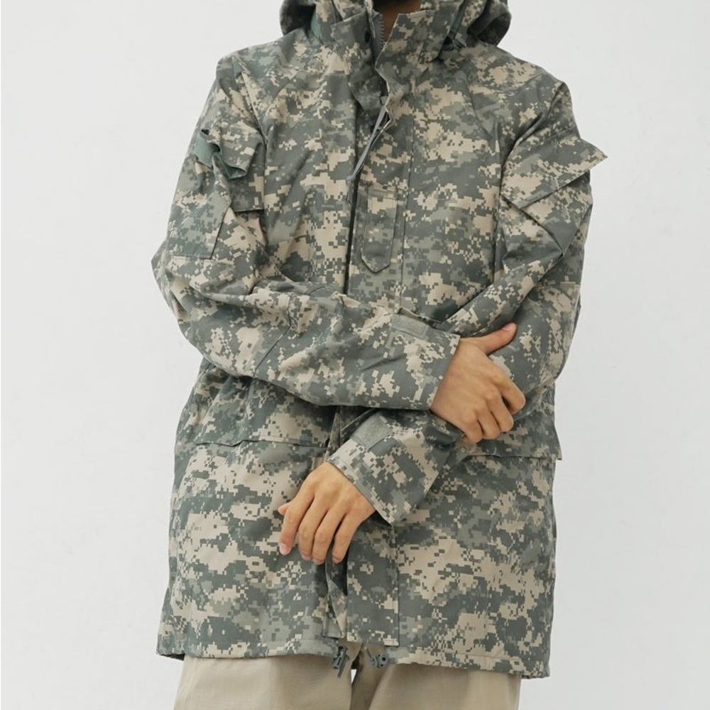 US Military Gore-Tex Parka / UCP Digital Camo Men’s Small - Regular Nylon EUC!
